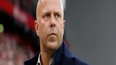 那不勒斯与AC米兰意甲次回合战成1-1平，吉鲁进球，奥斯梅恩扳平，AC米兰总分2-1晋级欧冠四强